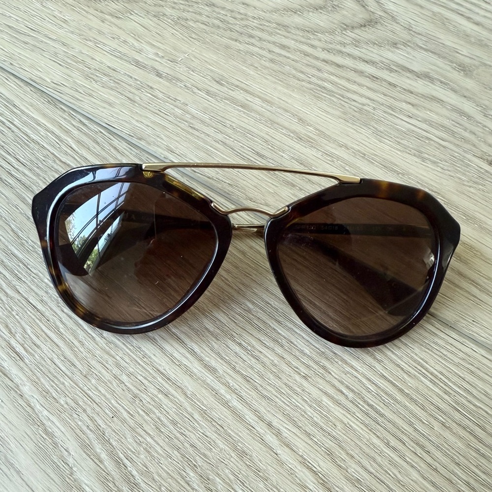 PRADA PR12QS Tortoise Shell / Brown
Sunglasses Full Set - Picture 3 of 7